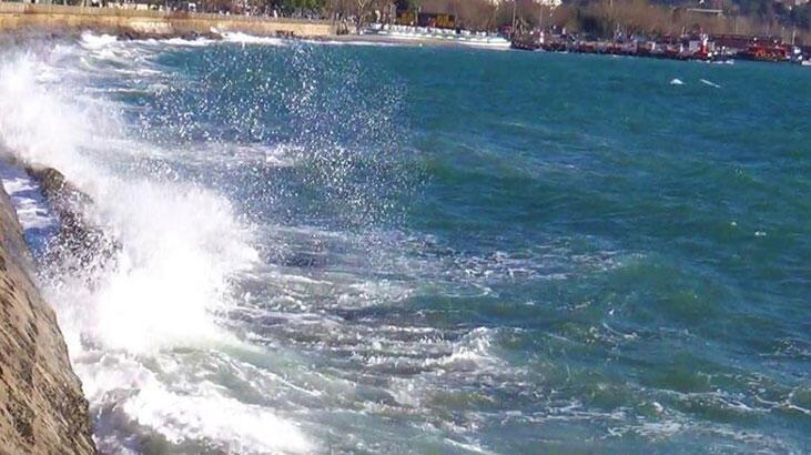 Marmara Denizi'nde ulaşıma lodos engeli! Çok sayıda tekne rıhtıma bağlandı