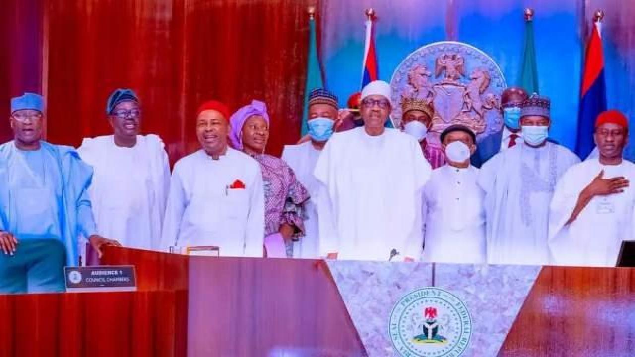 Nijerya'da devlet başkanlığı seçiminde aday olmak isteyen 10 bakan istifa etti