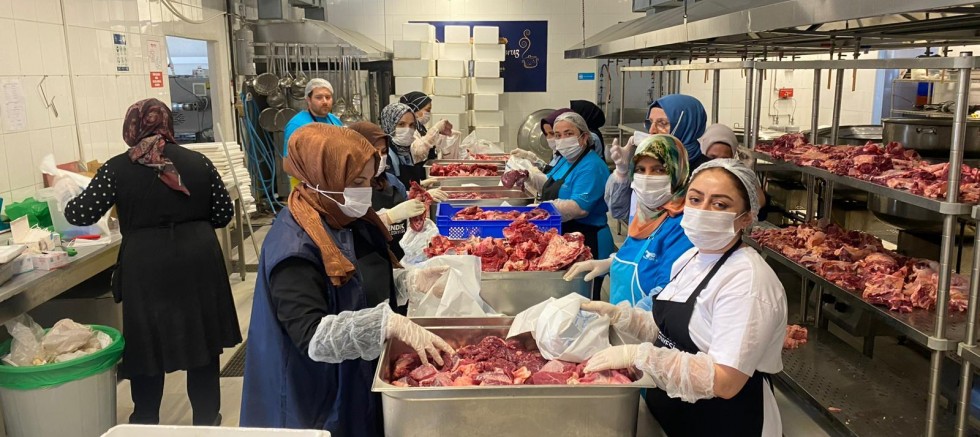 Pendik’te Bayram Dayanışması: İhtiyaç Sahiplerine Kurban Eti Dağıtılıyor