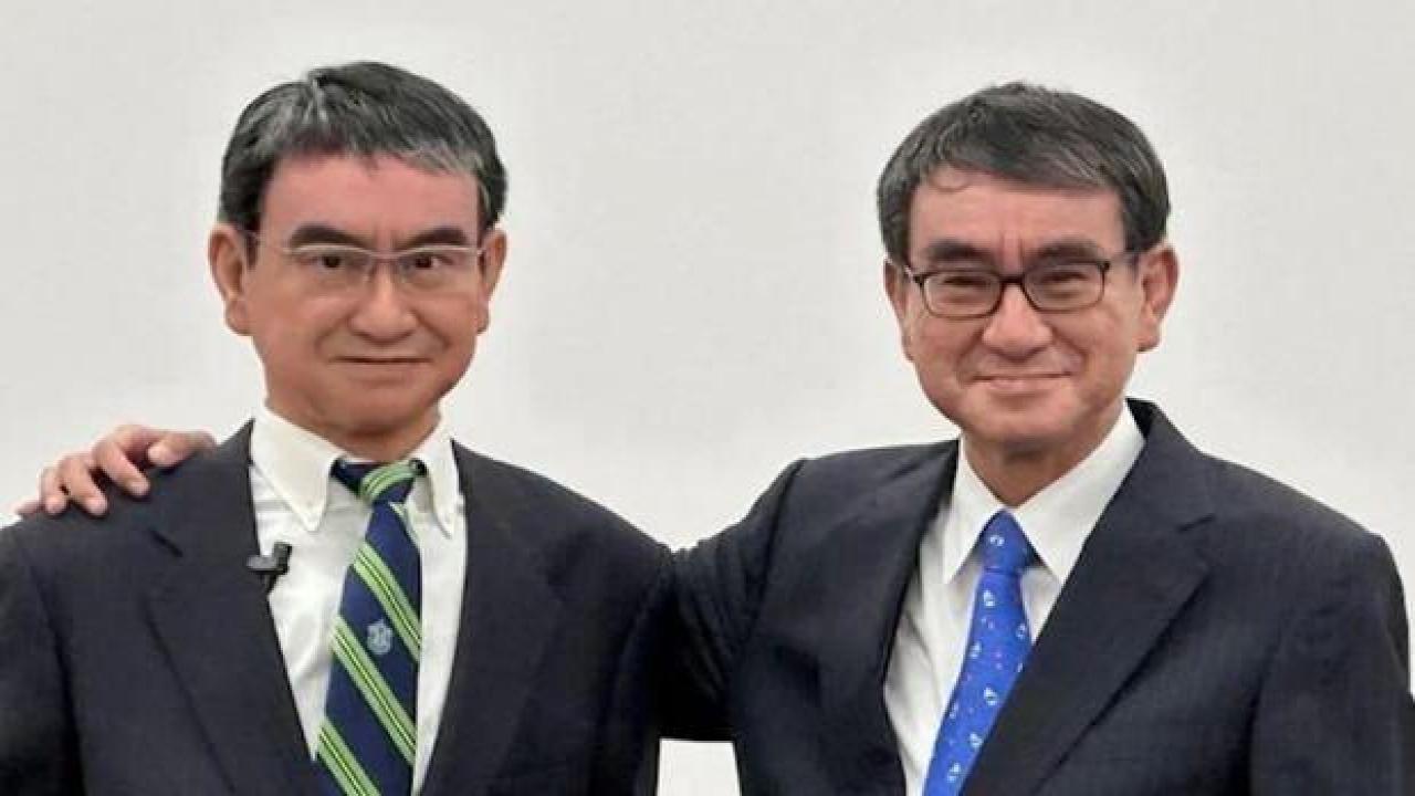 Ayırt edilemiyor! Japonya Dijital Dönüşüm Bakanı Kono, ikiz robotunu tanıttı