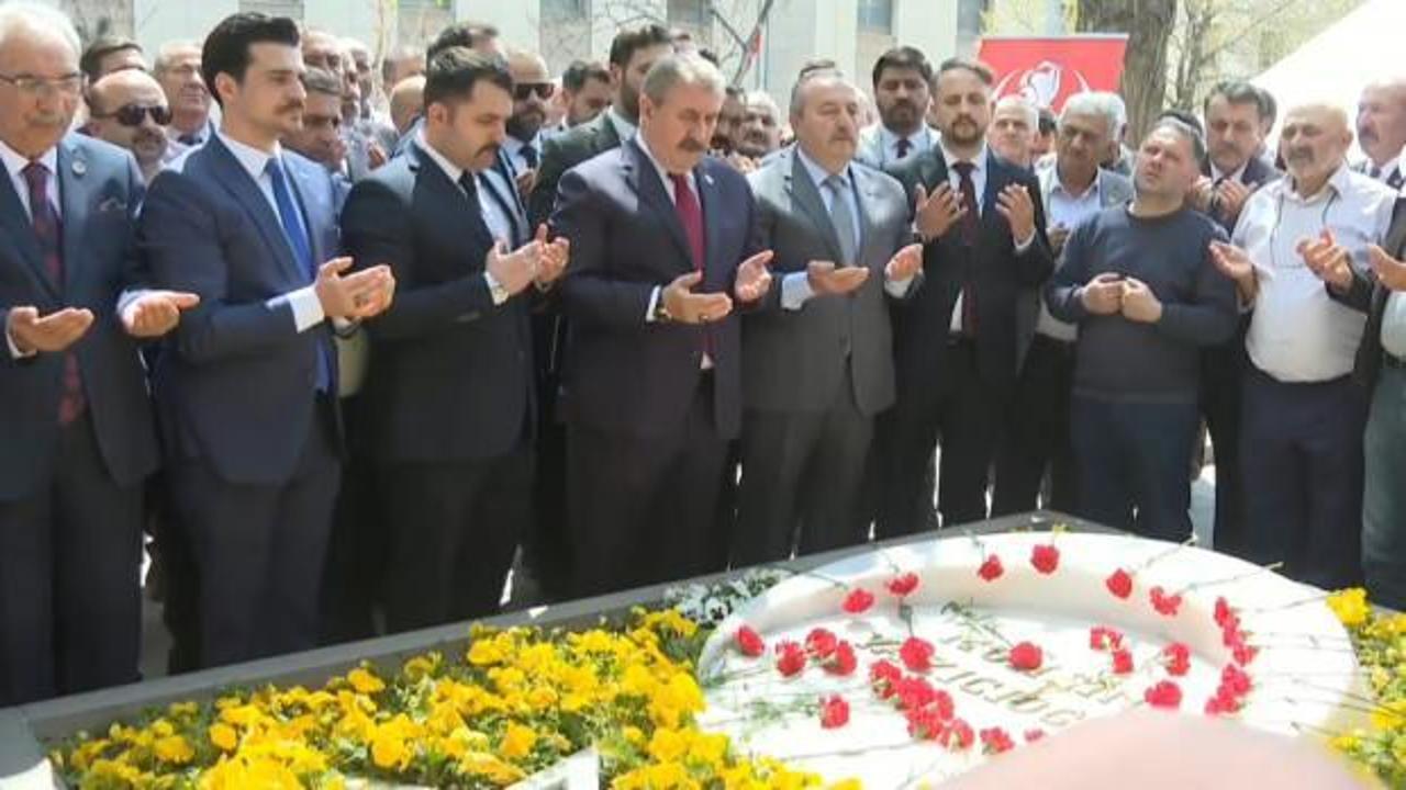 BBP Genel Başkanı Destici, Muhsin Yazıcıoğlu'nun kabrini ziyaret etti