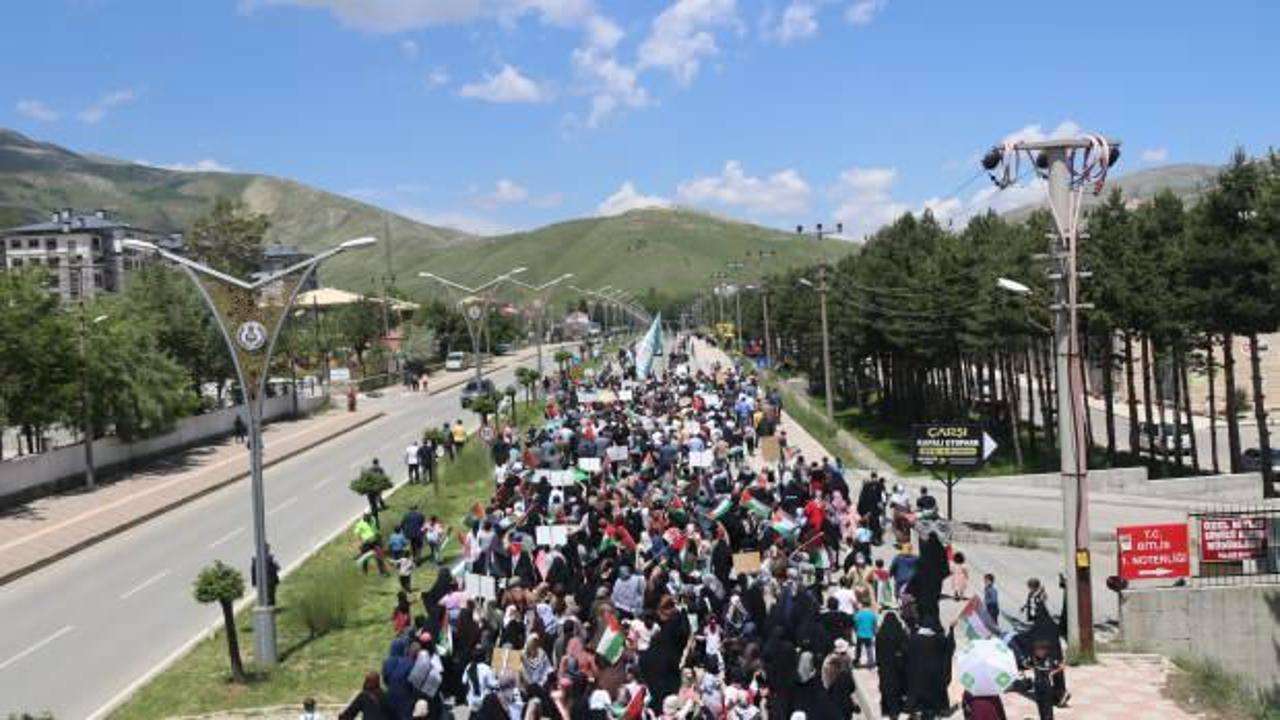Bitlis'te yüzlerce kişi Filistin için yürüdü, kalabalığa atlılar da destek verdi