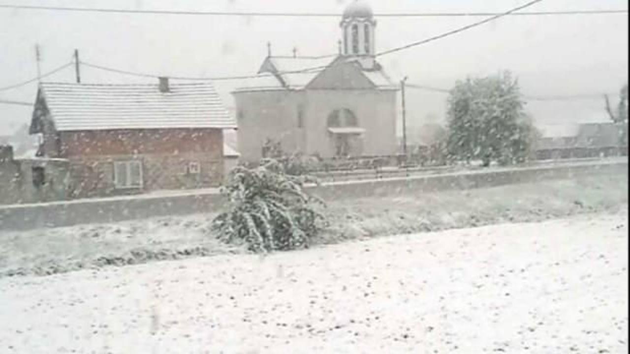 Bosna'da nisanda kar yağdı