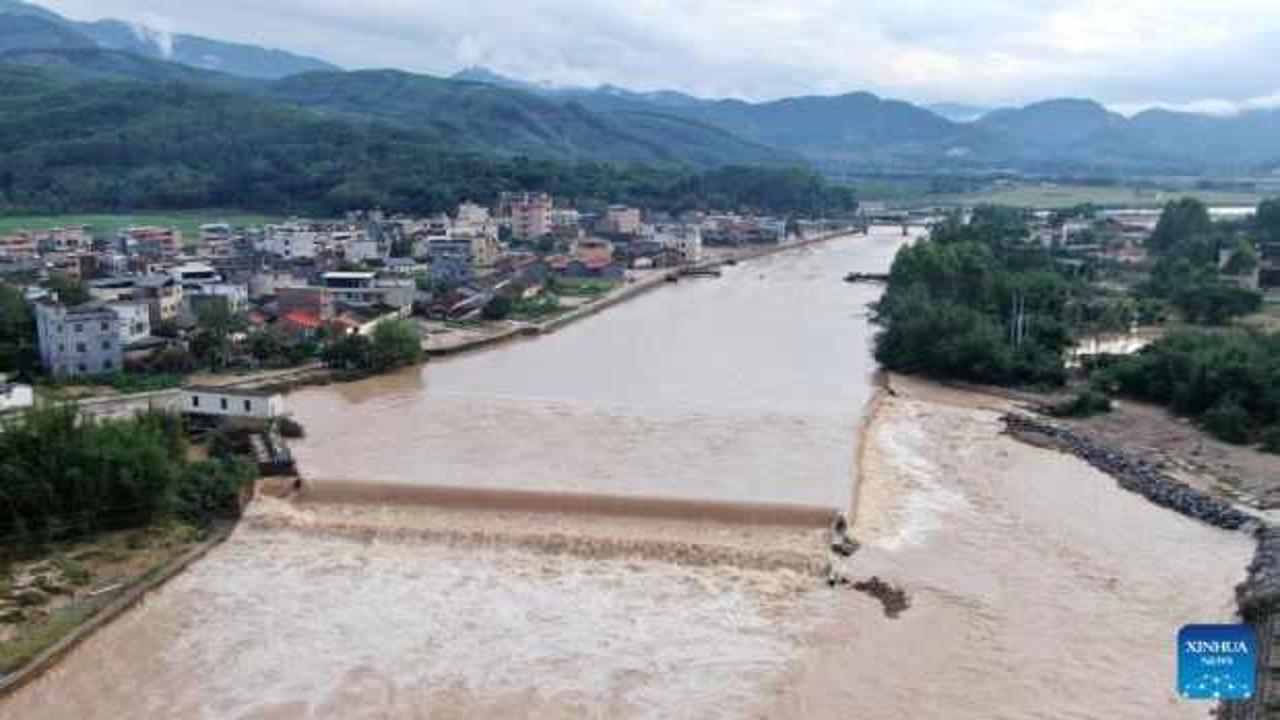 Çin'de yaşanan selde 20'den fazla nehir taştı