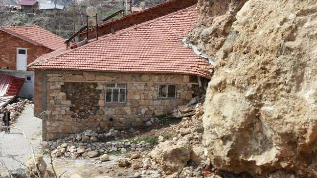 Dağlardan kopan dev kayalar evlere ağır hasar verdi