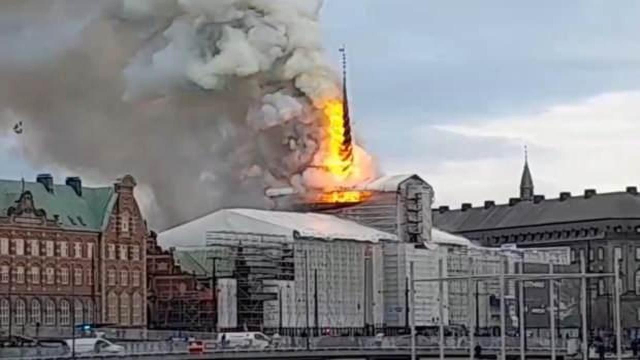 Danimarka'da tarihi borsa binasında yangın