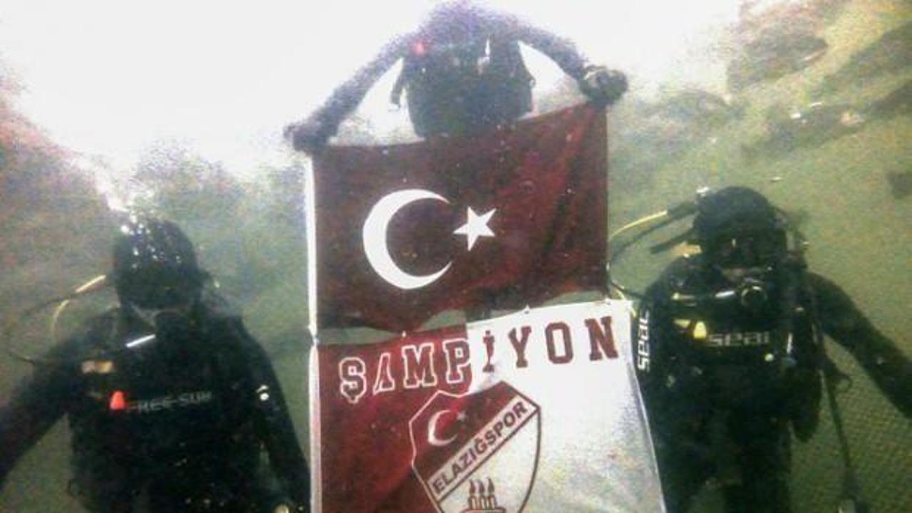 Elazığspor'un şampiyonluğunu su altında kutladılar