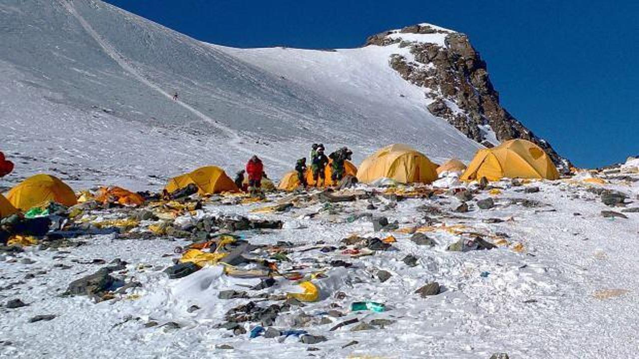 Everest ve Himalayalar Zirvesi’nden 11 ton çöp toplandı