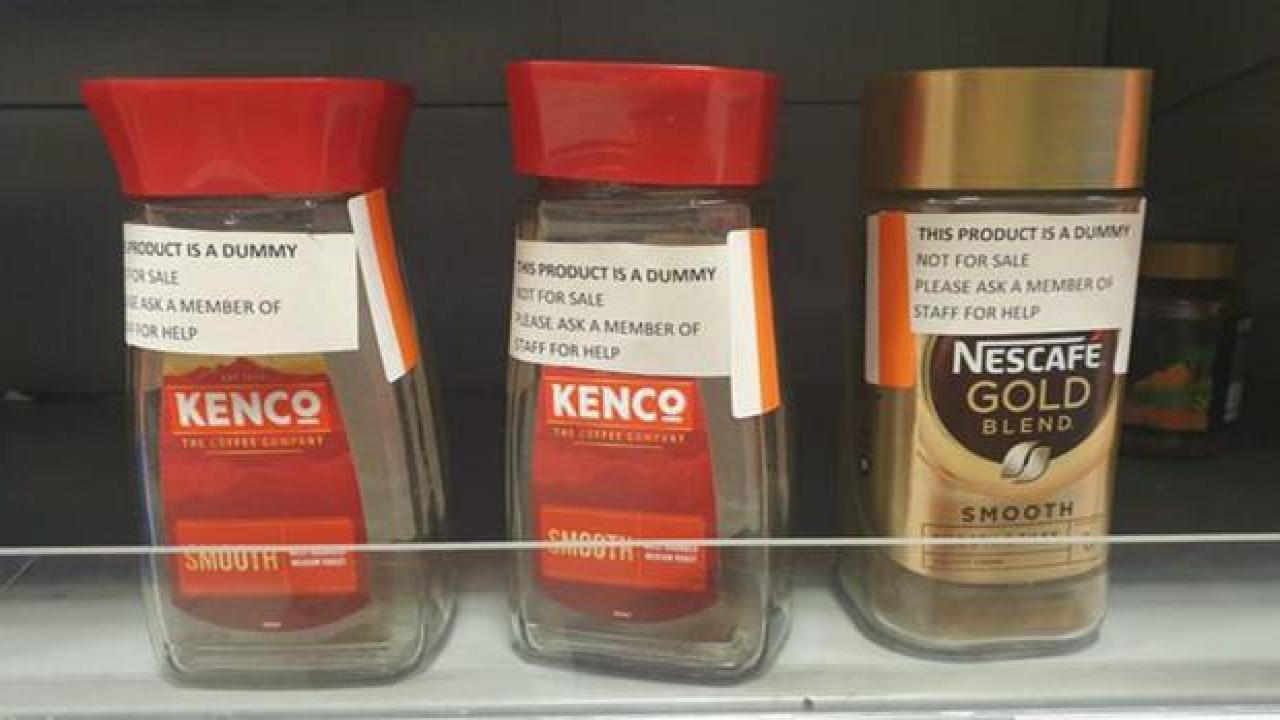 İngiltere marketlerinde hırsızlığa karşı raflara sahte kahve koyuldu