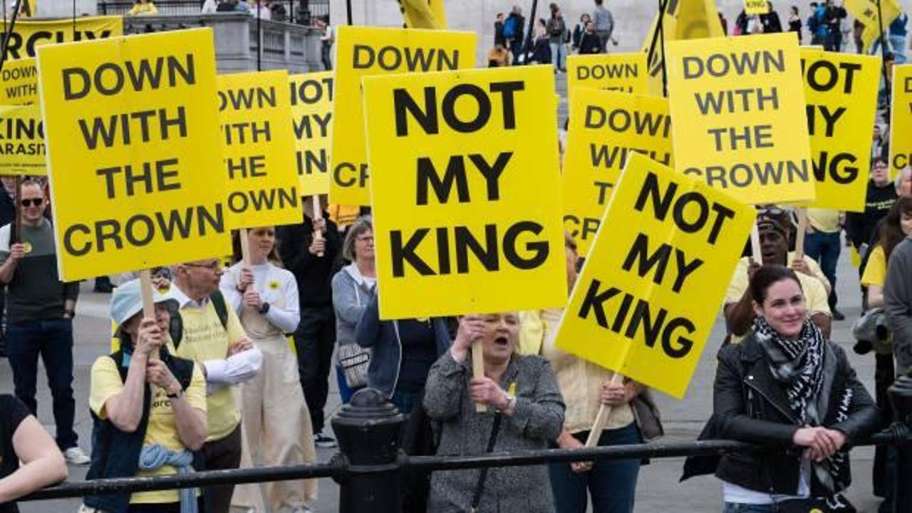 İngiltere'de monarşi karşıtlarınca ilk kez 