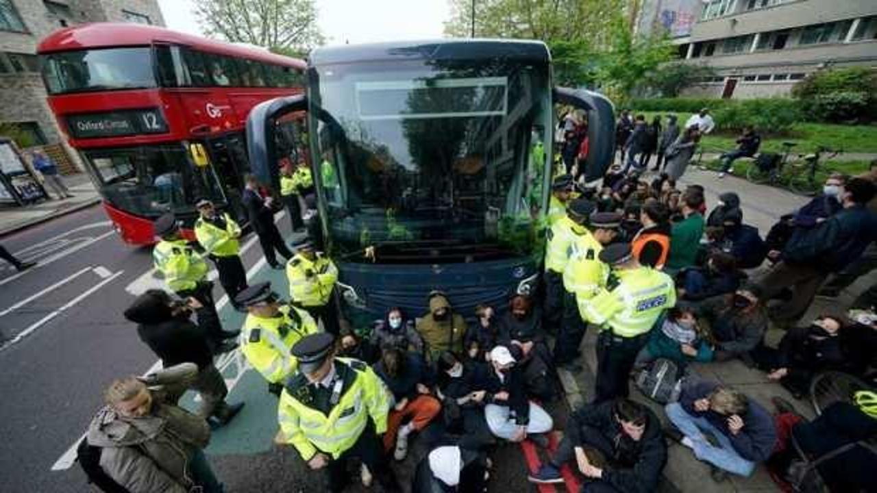 İngiltere’de yasadışı göçmenlerin nakli protesto edildi: 45 gözaltı