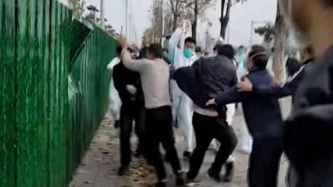 iPhone fabrikasında işçiler polisle çatıştı