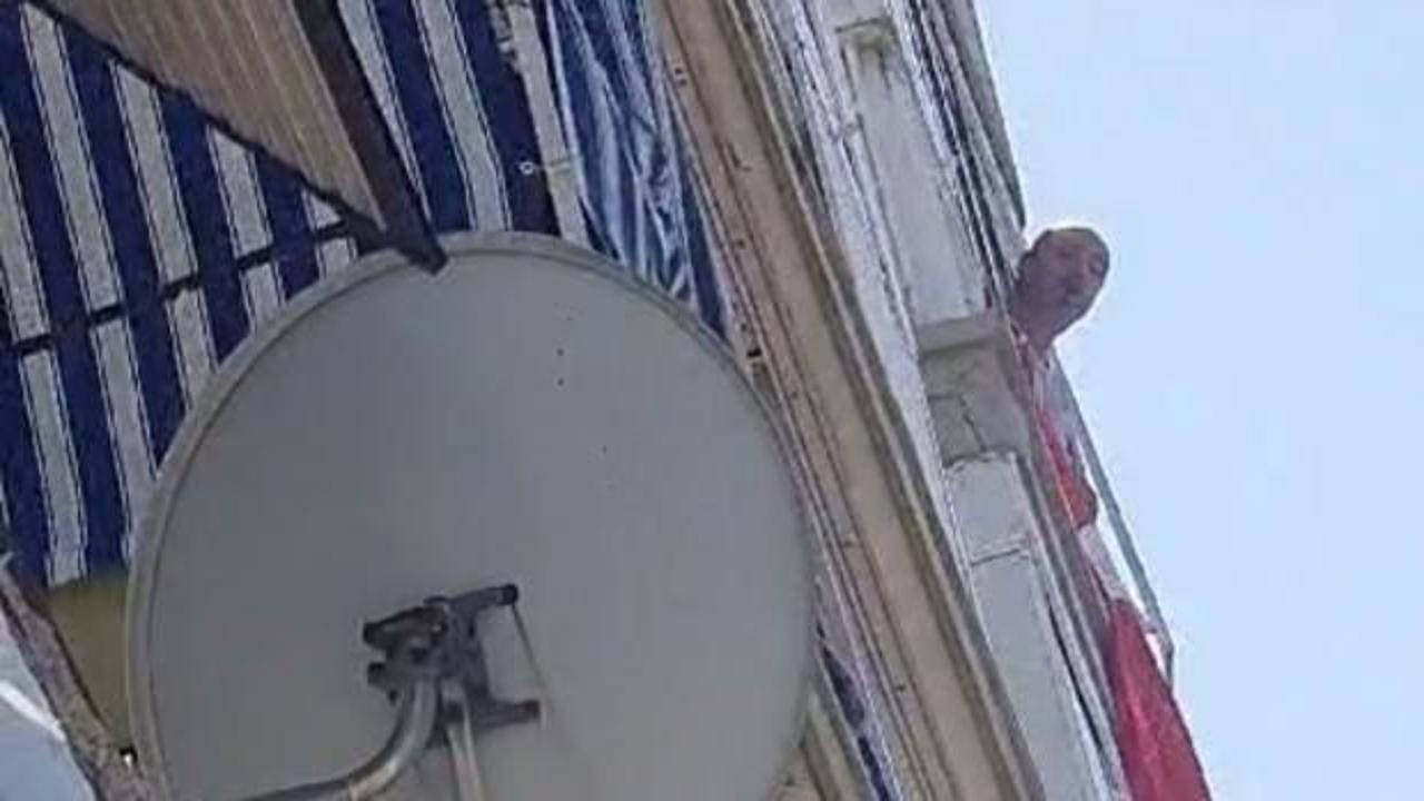 İzmir'de bir mahalleyi karıştıran adam! 6. kattan eline ne geçtiyse aşağı fırlattı