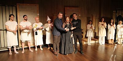 Kartal'da Sahne Işıkları Sönmüyor