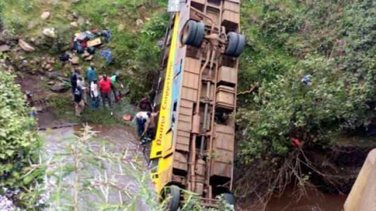 Kenya'da yolcu otobüsü nehre yuvarlandı: 9 kişi öldü