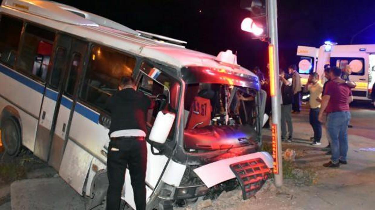 Kırıkkale'de minibüs ile otomobil çarpıştı: 22 yaralı
