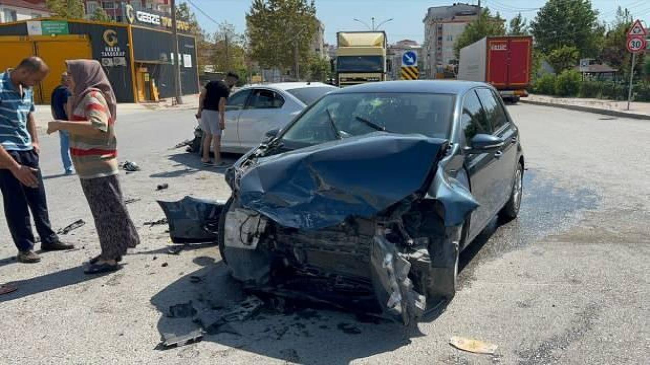 Kocaeli'de trafik kazasında 2 kardeş yaralandı