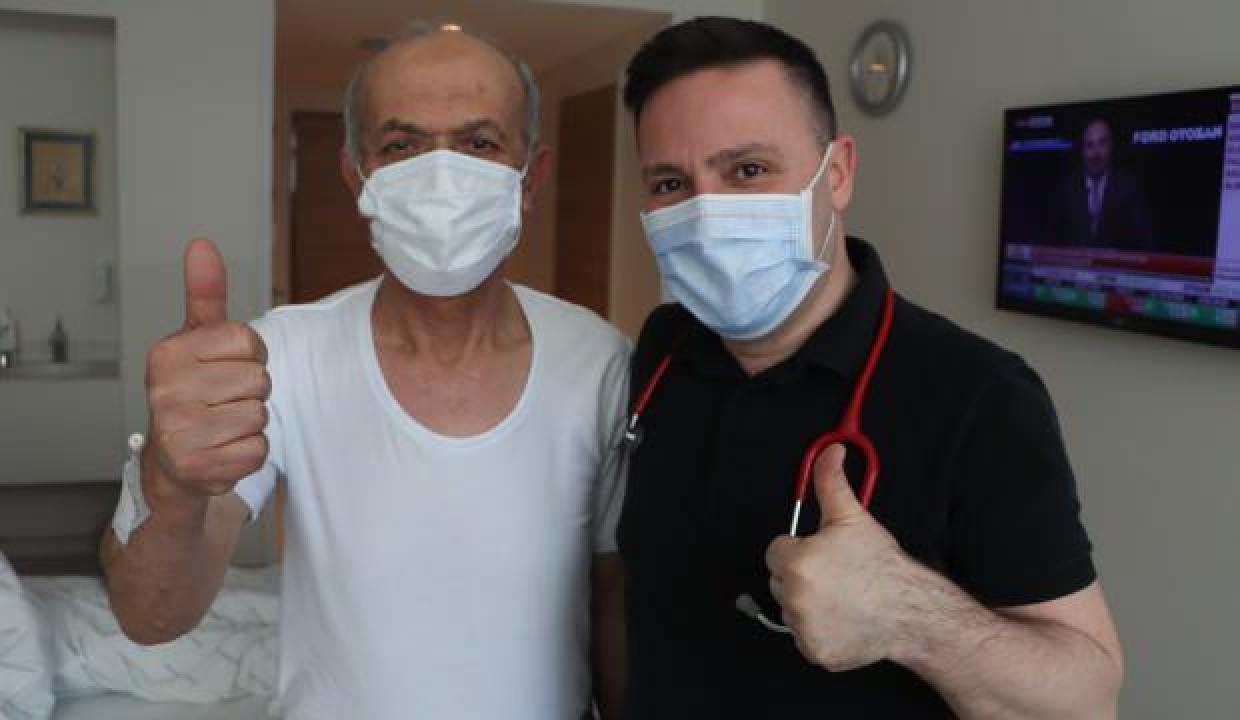Kovid savaşçısı Prof. Dr. Şevket Özkaya son aşısız hastasını taburcu etti