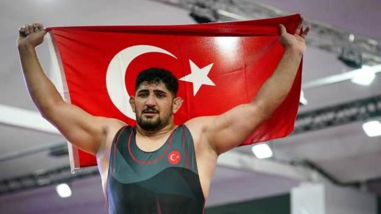 Milli güreşçi Osman Yıldırım altın madalya kazandı