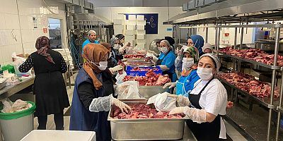 Pendik’te Bayram Dayanışması: İhtiyaç Sahiplerine Kurban Eti Dağıtılıyor