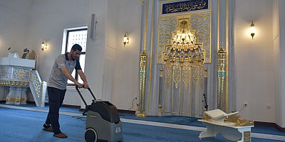 Pendik’te Camiler Bayrama Hazırlandı