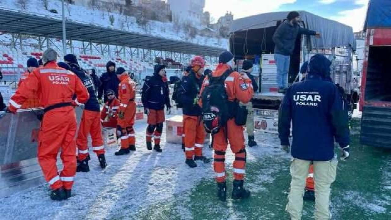 Polonyalı ve Yunan ekipleri 3 kişiyi enkaz altından kurtardı