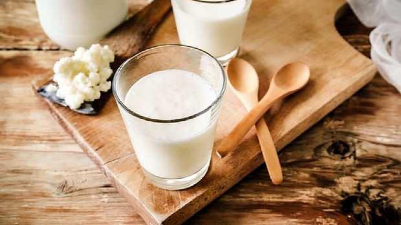 Sabah aç karnına ve yatmadan önce kefir içmenin faydaları nedir? Laktozsuz kefirin kabızlık için faydası…