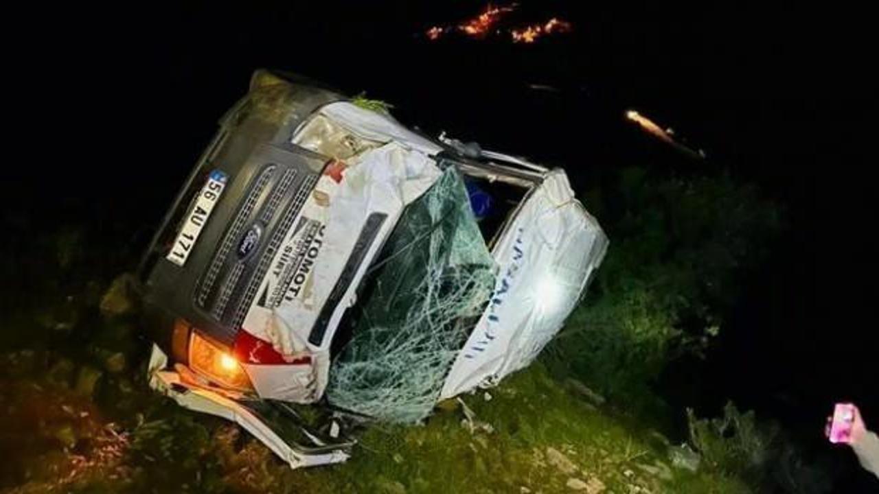 Siirt'te minibüs şarampole yuvarlandı: 1'i ağır 3 yaralı