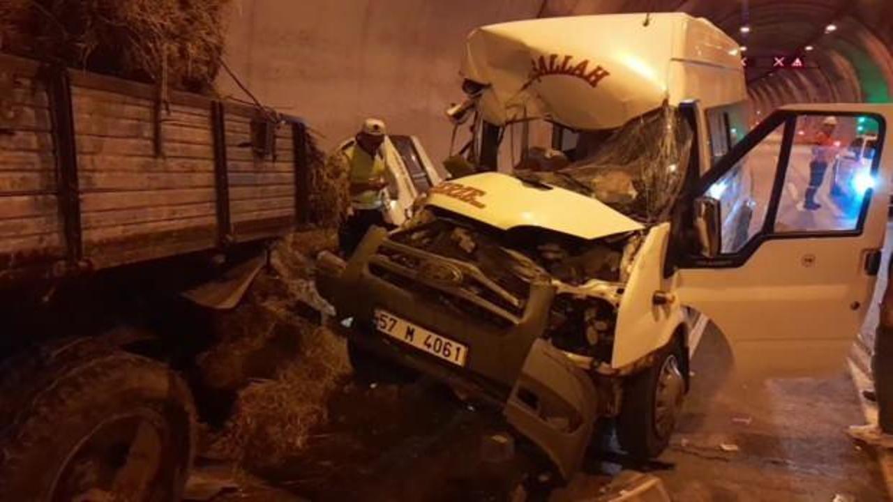 Sinop’ta yolcu minibüsüyle traktör çarpıştı: 11 yaralı