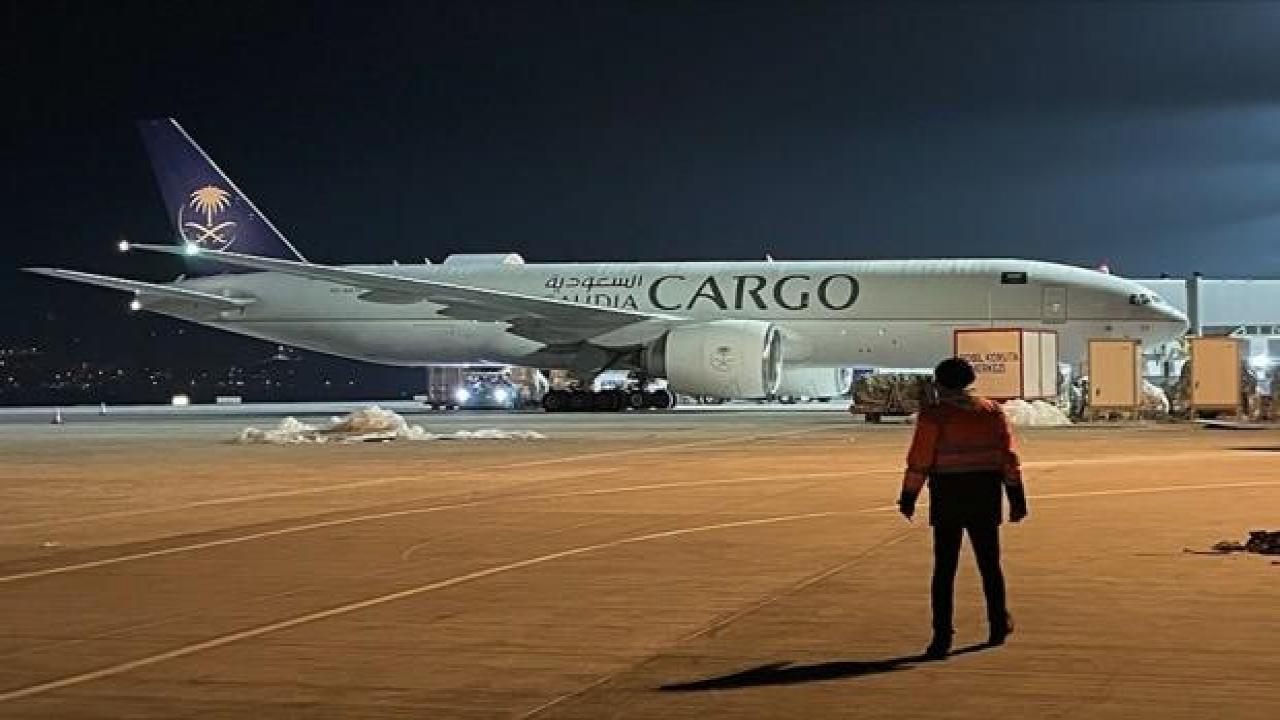 Suudi Arabistan Türkiye'ye 90 ton yardım taşıyan uçak gönderdi