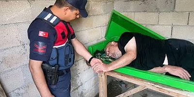 Tabutun içinde sağ bulundu
