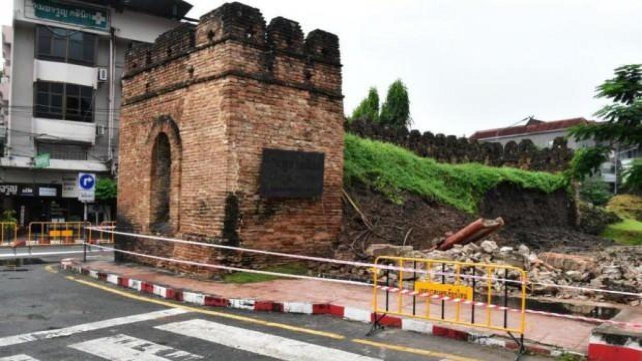 Tayland'da şiddetli yağışlara dayanamayan 750 yıllık antik kentin duvarı çöktü