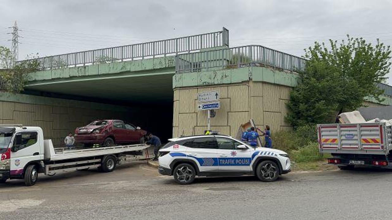 Tuzla'da korkunç kaza: Seyir halindeki otomobil üst geçitten ceddeye düştü