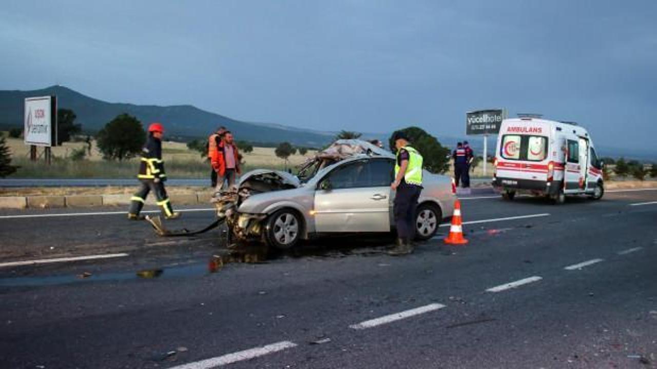 Uşak'ta feci kaza: Kamyonla otomobil çarpıştı, 1 ölü