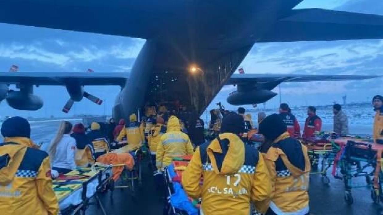 Yaralı depremzedeler Malatya'dan uçakla İstanbul'a getirildi