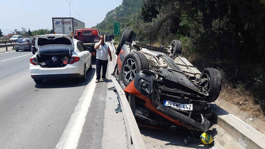 TEM Otoyolu'nda feci kaza! Cip, bariyerlere çarpıp sürüklendi
