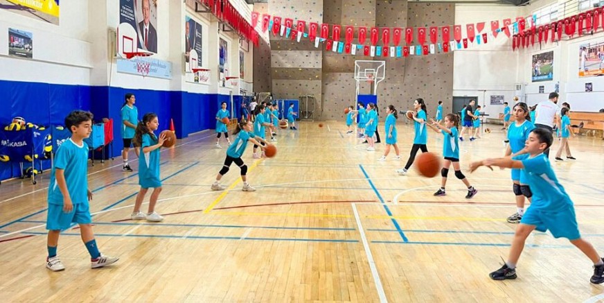 Ümraniye’de Yaz Spor Okulları Coşkusu Sürüyor